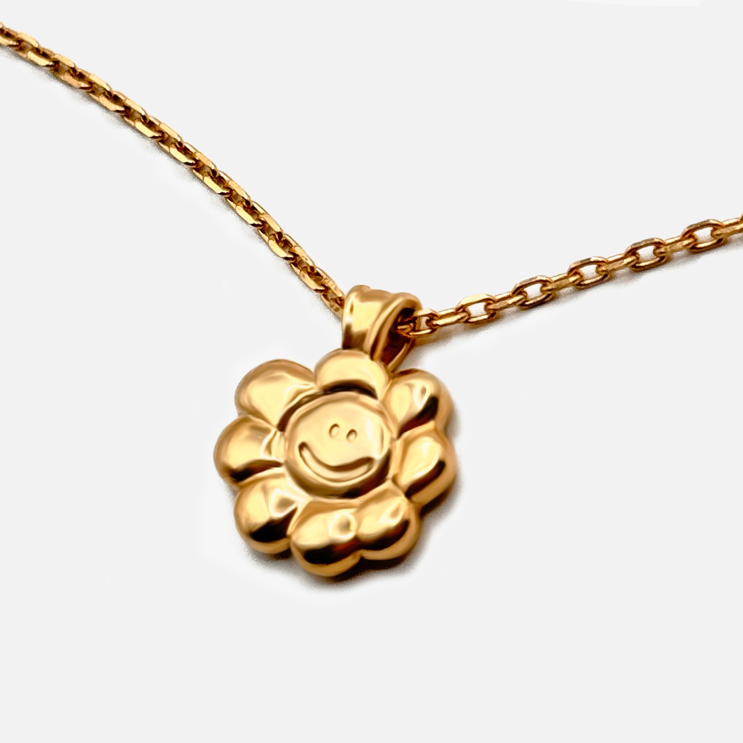 Smiley-flower-necklace-gold-close-up.jpg